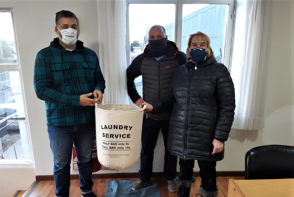La Cámara de Comercio de Ushuaia donó cestos para colocar batas a LUCCAU